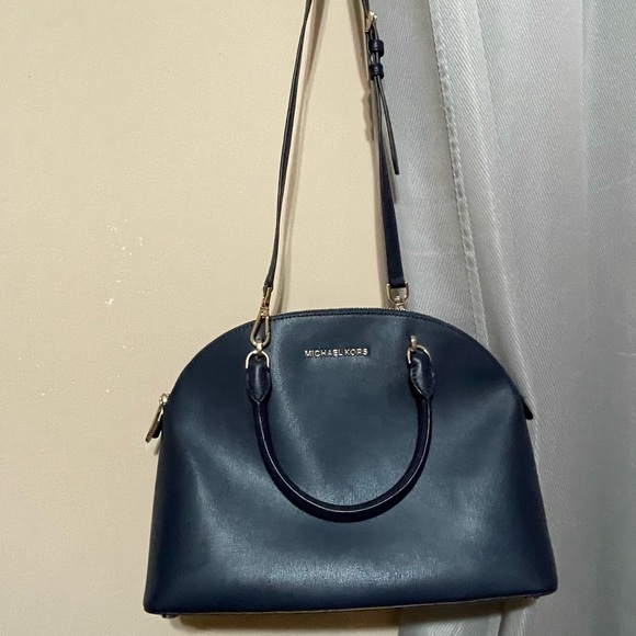 Professional and chic Michael Kors purse 👜💕 - Picture 4 of 4